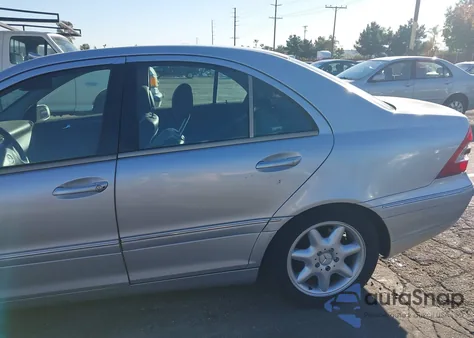 2003 Mercedes-Benz C 240 z USA, uszkodzony, nr VIN WDBRF61J13A480675